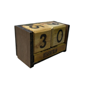 Calendario tallado a mano